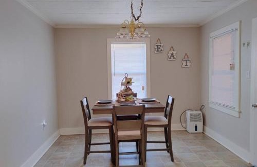 Mansura House | Quiet Country Small Family Home 5 minutes from town