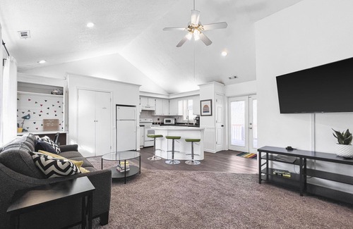 Gladstone House | Quiet & Cozy 2BR House Big Yard
