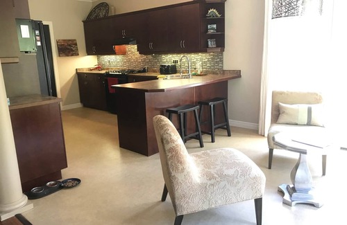 London House | Quiet Cozy Luxury Riverview with Hot Tub