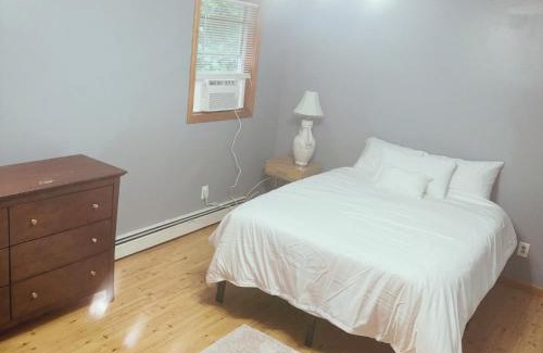 Hamden House | Quiet Cozy Stay Spacious Home Near Beach & Shops