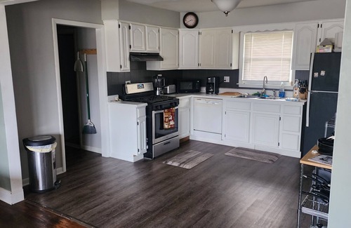 Chicago Ridge House | Quiet cul-de-sac with huge fenced in backyard