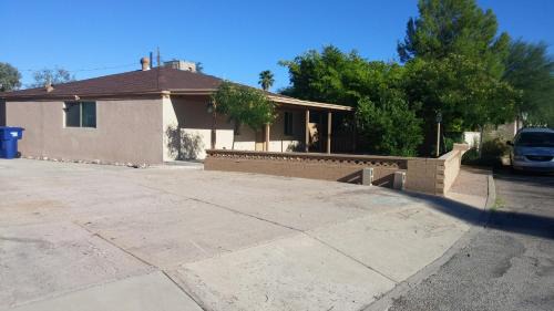 Poets Square House | Quiet Desert Oasis off Swan Rd