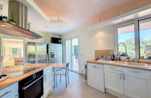 Roquefort-les-Pins Villa | Quiet family villa with pool