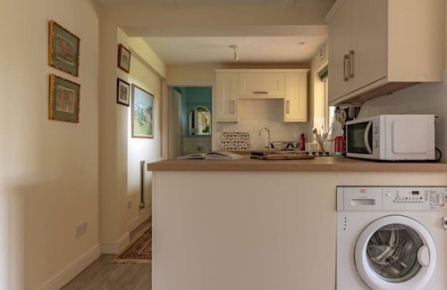 Rotherfield Greys Apartment | Quiet flat in pretty woods. Ideal for walkers & cycling. Near Henley-on-Thames.