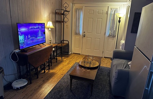 Charleston Cottage | Quiet Guesthouse/Cottage in Historic East End of Charleston, WV. Pet Friendly!