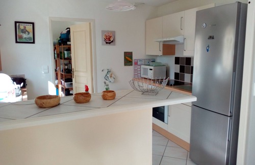 Rogny-les-Sept-Ecluses House | Quiet house, sleeps 4, wooded garden, Briare canal 1km, Guédelon 35 min, bicycles.