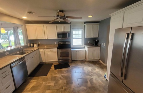 Brighton House | Quiet lakefront home on Ore Lake, 25 minutes to the Big House, Michigan Stadium