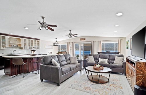 Clear Lake House | Quiet Lakefront Escape-Pool/GameRoom/ArcadeGames/Pedal Boats/Kayak/FirePit/Dock