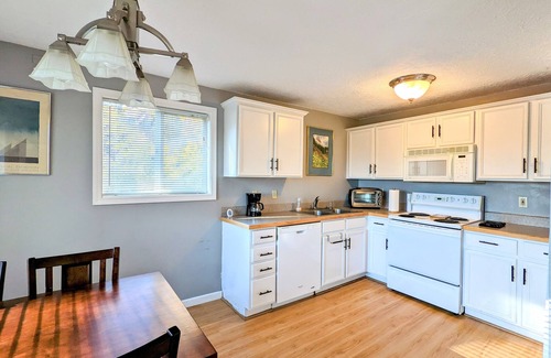 Corbett - Terwilliger - Lair Hill Apartment | Quiet, light filled apartment with tree views