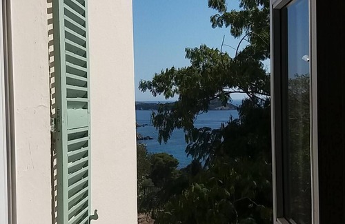 Giens Apartment | Quiet Mediterranean apartment in the heart of the charming village of Giens