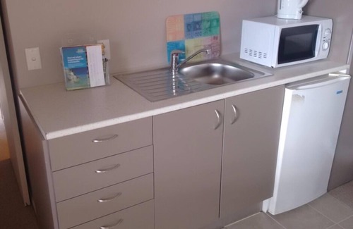 Ngarimu Bay Apartment | Quiet modern apartment with stunning coastal views