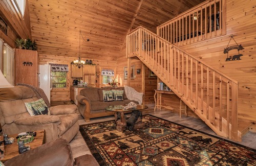 Sevierville Cabin | Quiet Modern Cabin by Pigeon Forge, Dollywood Park, Rod Run , & Gatlinburg,