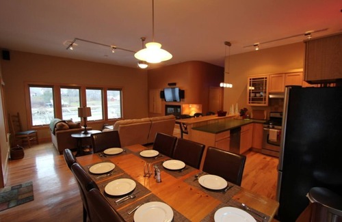 Bridgewater Corners House | Quiet Modern Luxury Home w/Memory Foam Beds, FAST WiFi and Full Kitchen