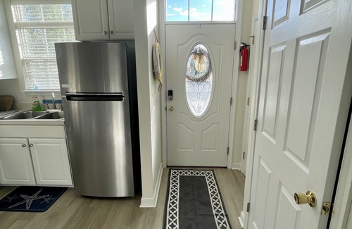Frankford House | Quiet Neighborhood 2BR Townhouse 1.5 miles to beach