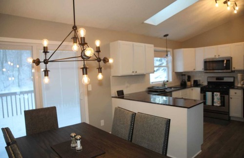 Eagan House | Quiet neighborhood near MOA, MSP & MNZoo. 5mins from Skate Park & Lebanon Hills.