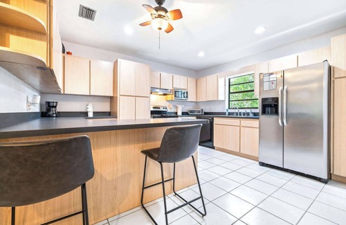 Carrollwood House | Quiet Oak Retreat – Serene 3 BDR