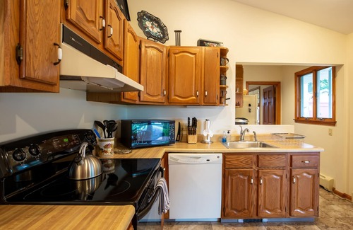 Newport East House | Quiet oasis minutes from beaches, vineyards and downtown Newport