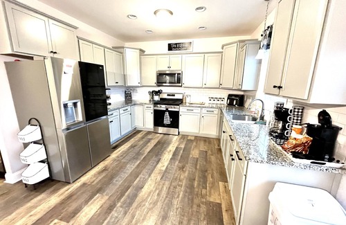 Traphill House | Quiet peaceful Stone mountain fun House with Pool ,Hot Tub￼ and vineyards near