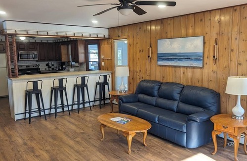 New Haven Huron County House | Quiet pet friendly country home a few miles from Lake Erie & Cedar Point