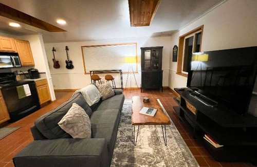 Olympic Hills House | Quiet Rambler Near Hospitals - Private MIL
