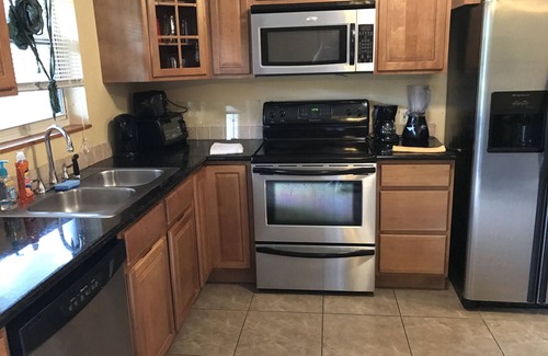 Highland Garden Villa | Quiet refuge 10minutes from the beach, WIFI, parking W/D
