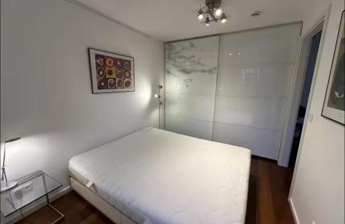 Am Alten Sudlichen Friedhof Apartment | Quiet Retreat with Balcony in the Centre of Munich
