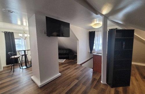 Rochester House | Quiet Room with Private Bathroom Near Hospitals
