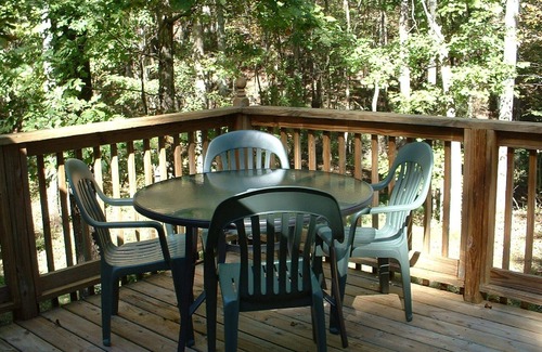 Loudon Cottage | Quiet secluded cottage nestled in a grove of oak trees.