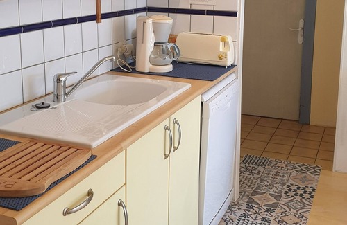 Surzur Cottage | Quiet, single-storey gîte in renovated 18th-century farmhouse.