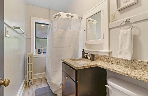 Ravenswood Apartment | Quiet Spacious 2BR Apt walk to Train, near Shops