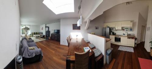 Penzing Apartment | Quiet, spacious and family-friendly top-floor apartment, 100m2, 2 bedrooms, garden view