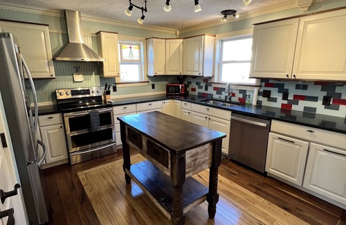 Geneva House | Quiet- SPIRE, Wine Country, GOTL, Beaches
