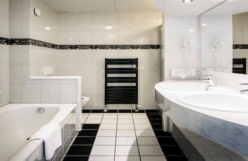 Bruggenmors Hotel | Quiet Stay Near TwentseWelle — Relax After Exploring Trails And Museums
