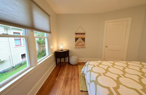 Ravenna Apartment | Quiet UW cottage by Ravenna park-Perfect location