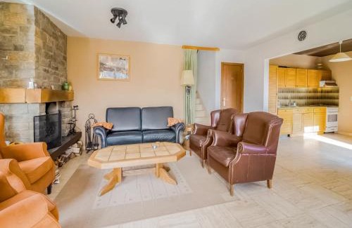 Roy House | Quiet valley view retreat