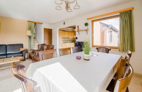 Roy House | Quiet valley view retreat