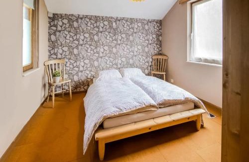 Roy House | Quiet valley view retreat, cleaning included