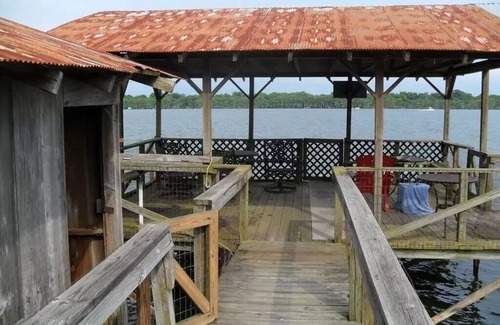 Ferriday House | Quiet Waterfront Lakehouse with pier. Kid friendly. Natchez close by.