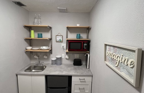 Bradenton Apartment | Quiet Waterview Oasis - 10 minutes to Anna Maria Island