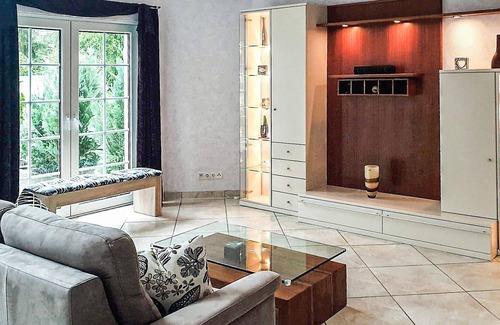 Oberhavel House | Quietly located, yet only a few minutes away from the vibrant life of Berlin, this very stylish, mod