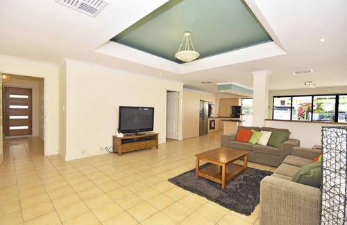 Quinns Rocks House | QUINNS RETREAT 4 bedroom 2 bathrooms with pool