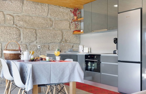 Guilhofrei Villa | Quinta das Carvoeiras - Casa Do Alpendre - T2 with Lake View, Wi-Fi and Air Conditioning