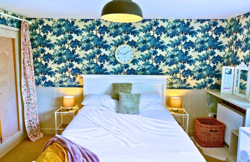 Faringdon Other | Quirky and Unique Farm House; A Perfect Writers Retreat