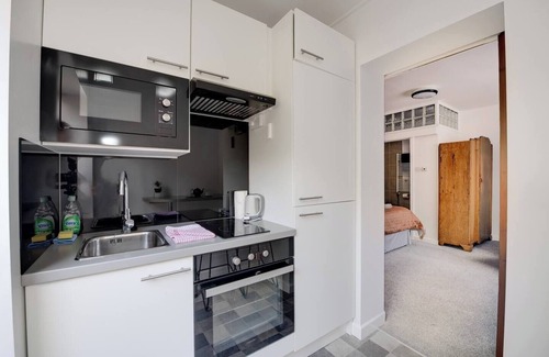 Portsmouth Apartment | Quirky Art Deco Studio with Private Terrace
