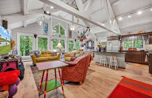 Lebanon Cabin | Quirky cabin retreat on 4 acres w spa, arcade rm, art&book loft - near Hershey