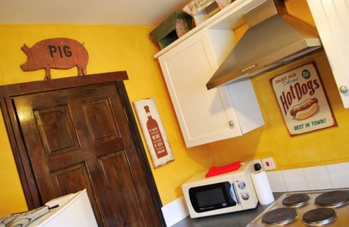 Yarm Cottage | Quirky Cottage Sleeping 10 S/C B&B Adjoining Fox Covert Pub Yarm