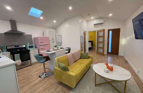 Burbank House | Quirky home minutes from Burbank Airport, Universal Studios, and Hollywood!
