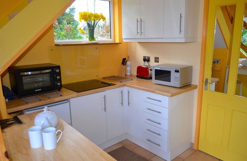 Freefolk Apartment | Quirky Loft Nr Andover/Winchester/Salisbury with Tennis Court & Spa Treatments