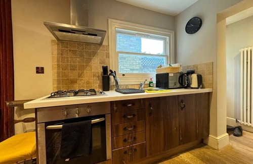 Northcote Apartment | Quirky Split Level Cottage With Decked Patio