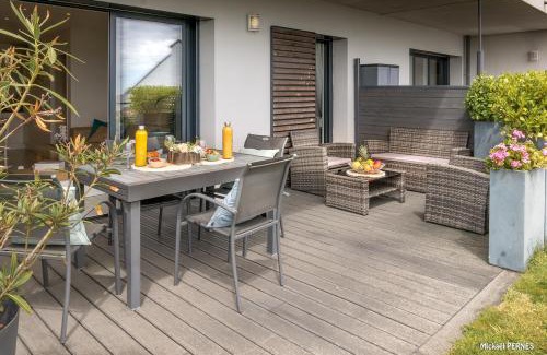 Port-Louis Apartment | RÉF 231 - PORT-LOUIS appartement type 2 pleine vue Petite Mer avec terrasse, parking et garage dans résidence récente